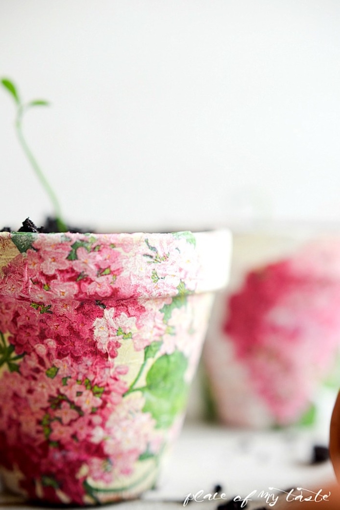 faire serviettage technique decopatch sur surface de pot de terre à motif fleur rose, decoration jardin interieur original