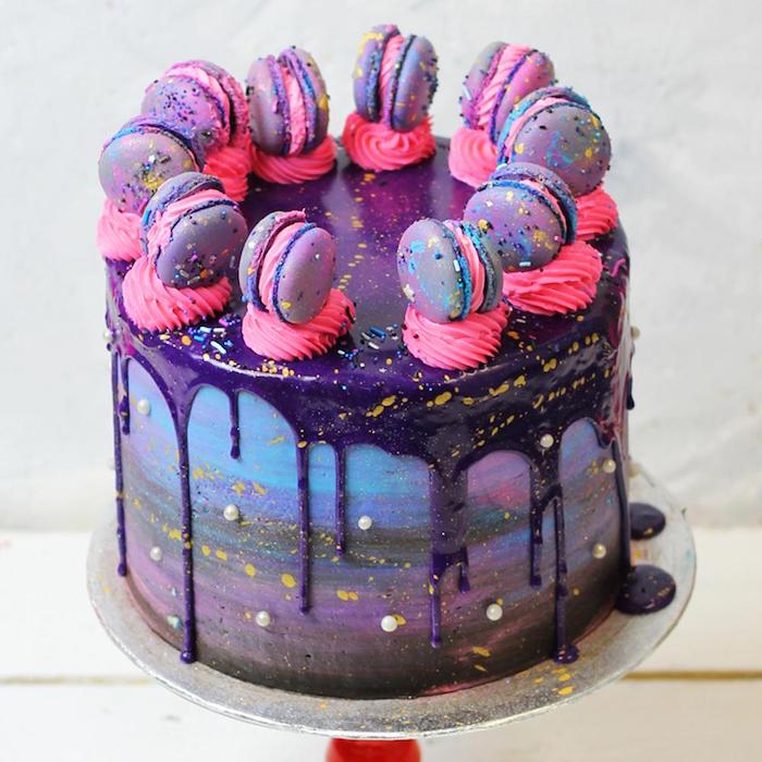 glacage gateau miroir violet avec crème au beurre noir, rose, bleu et des touches de jaune, decoration cake topper macaron galaxie
