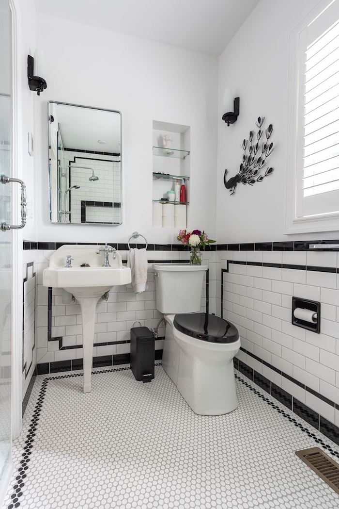 Paon noir metal pour décorer une salle de bain avec baignoire, decoration murale moderne en noir et blanc