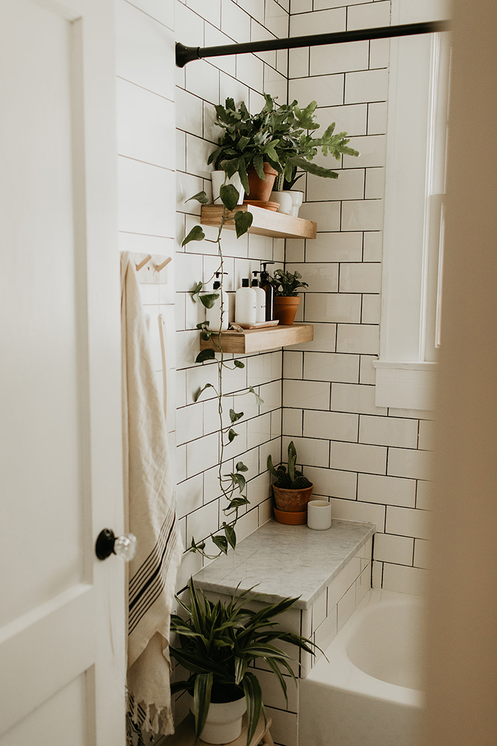 Vintage salle de bain avec étagère sur le mur salle de bain carrelage blanc, tendance salle de bain idée decoration 