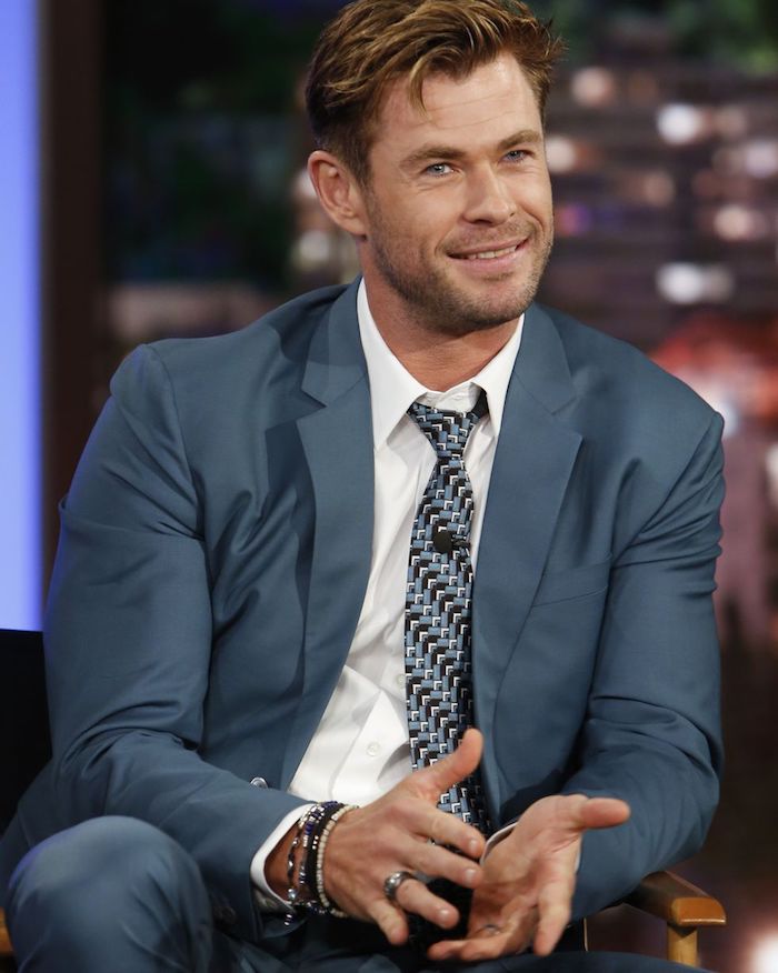 Cris Hemsworth tenue classe homme, comment bien s'habiller homme classe avec costume bleu cravate geometrique et chemise blanche 