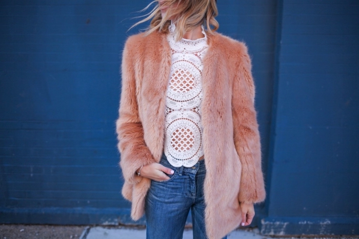 idée de look année 70 pour femme chic, vision femme élégante en jeans et blouse en dentelle blanche combinés avec manteau fourrure