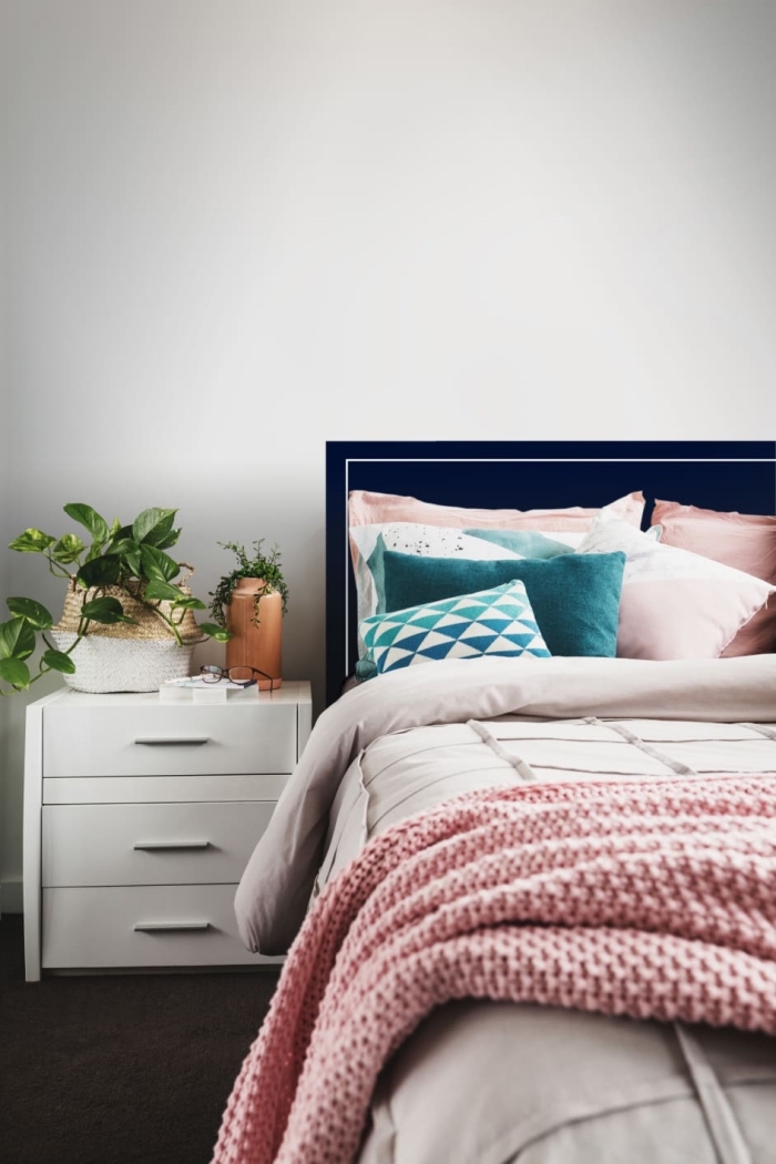 diy tete de lit facile à réaliser avec peinture de couleur tendance 2020 bleu nuit, design chambre moderne aux murs gris avec accents roses