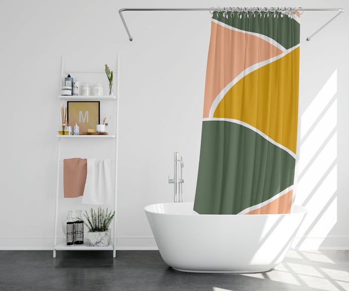 Rideau coloré pour la salle de bain blanche, rangement metal decoration murale moderne, deco salle de bain carrelage