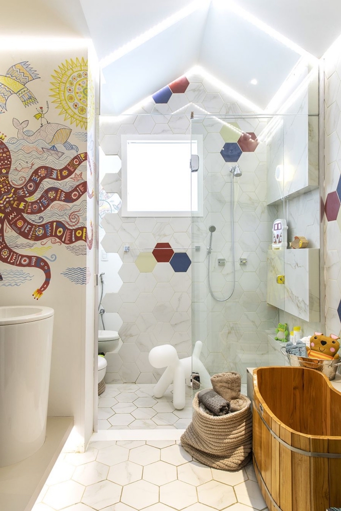 inspiration salle de bain petit espace de style moderne, design salle d'eau avec cabine de douche et baignoire enfant