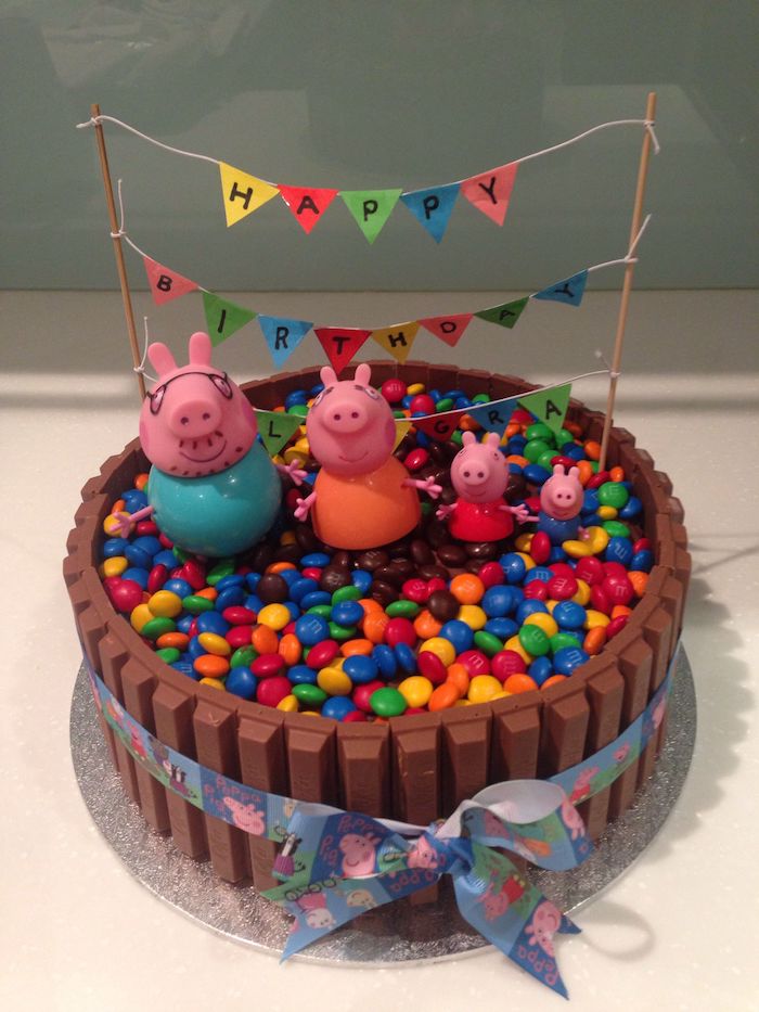 Chocolat gateau avec bonbons colorés et kit kats pour cloture peppa pig décoration gateau anniversaire garçon ou fille