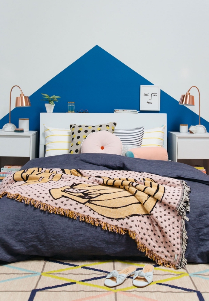 idée comment aménager une chambre ado de style moderne avec une tete de lit peinture en couleur tendance bleue