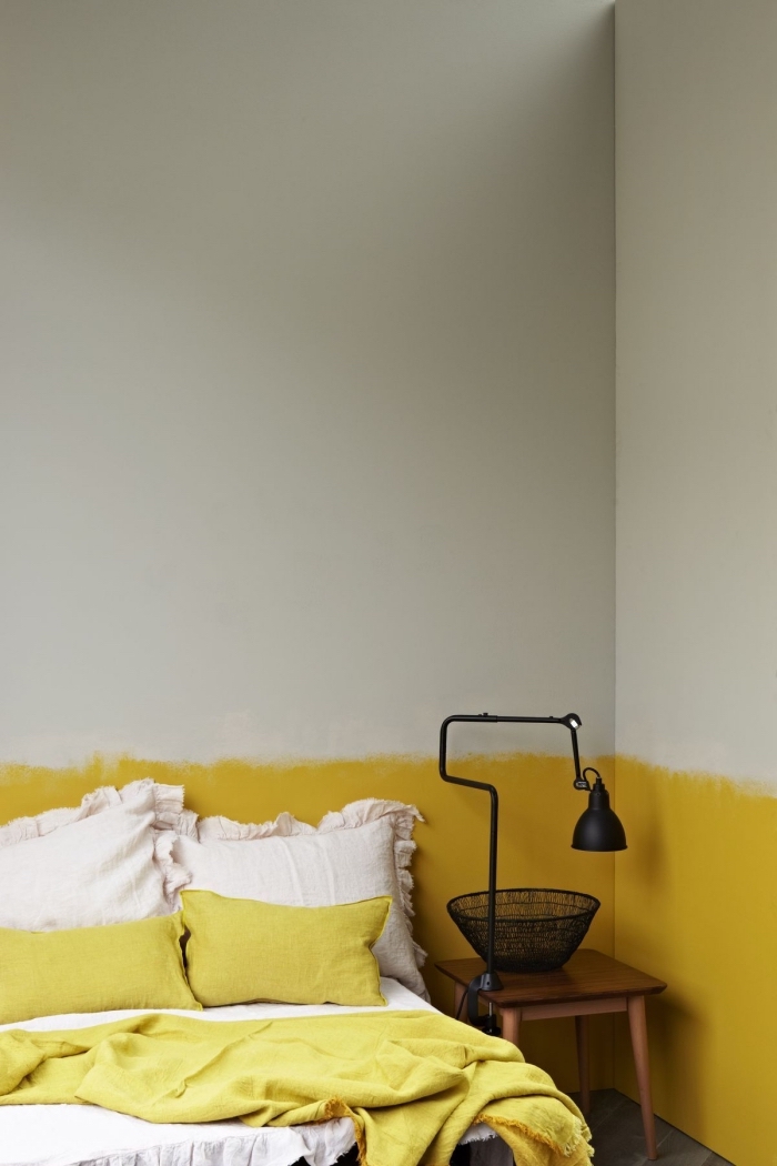exemple comment fabriquer tete de lit originale en peinture jaune dans une pièce blanche décorée avec accents jaune