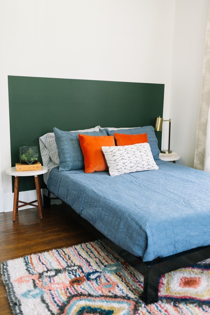 exemple de tete de lit peinture facile à faire avec peinture murale, déco pièce blanche avec accents en vert et bleu