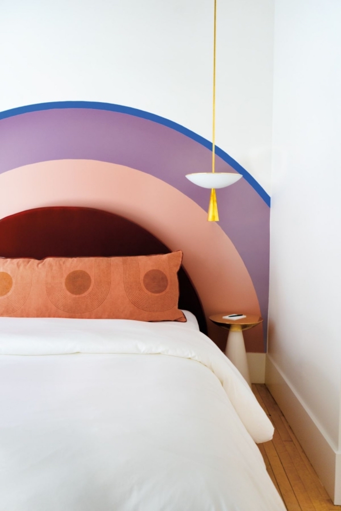 comment réaliser une jolie tete de lit diy en forme arc-en-ciel, décoration chambre moderne au parquet bois et murs blancs