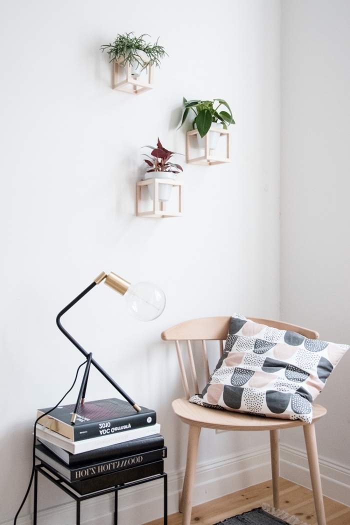 design intérieur moderne d'esprit minimaliste dans une pièce en bois et blanc, idée de plante suspendue au mur
