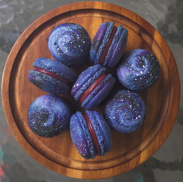 macarons galaxie avec crème au chocolat et design galaxy, violet noir et touches blanches, petit gateau à la française