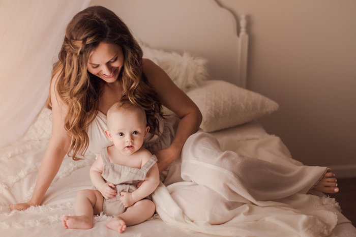 A la maison journée de mère et enfant moments ensemble, tenue lin beige claire, bébé et maman vetements assortis, choix tenue mère-fille