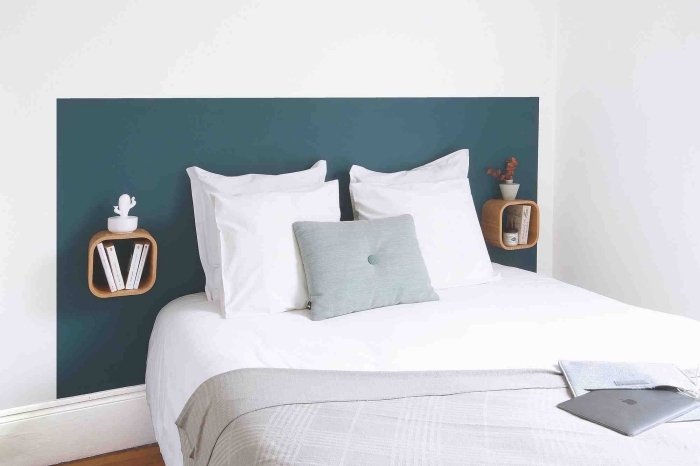 comment faire une tete de lit facile avec peinture murale de couleur tendance 2020, déco de chambre en blanc avec accents gris