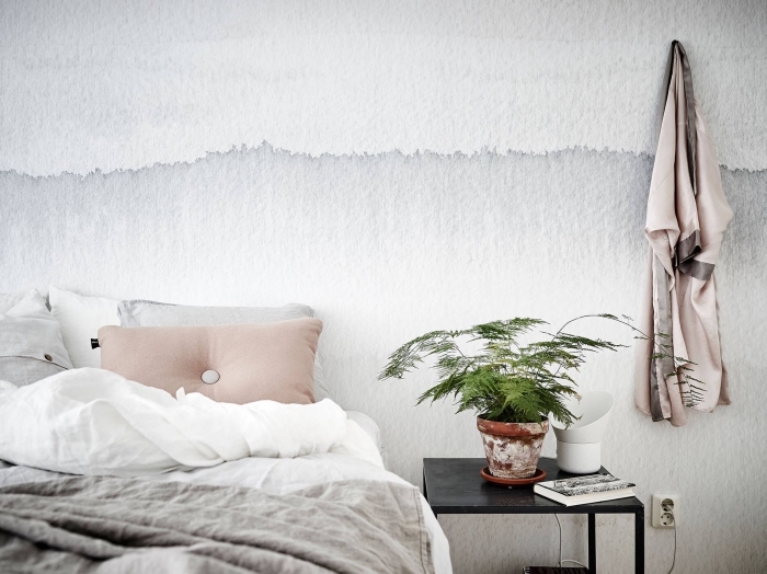 idee tete de lit à effet peinture aquarelle dans une chambre minimaliste aménagée avec grand lit et meubles noirs