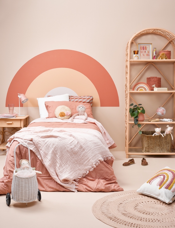 comment fabriquer tete de lit pour customiser une chambre d'enfant, DIY tête de lit en forme arc-en-ciel de couleurs sablées