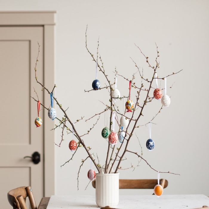 modèle arbre original pour la fête des Pâques fait maison, idée activité manuelle paques facile et rapide avec bouquet de branches