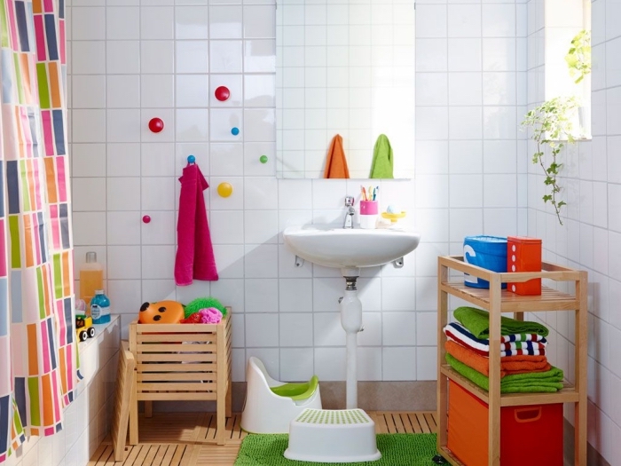 salle de bain blanche et bois, comment décorer une salle d'eau blanche avec accessoires colorés et meubles bois