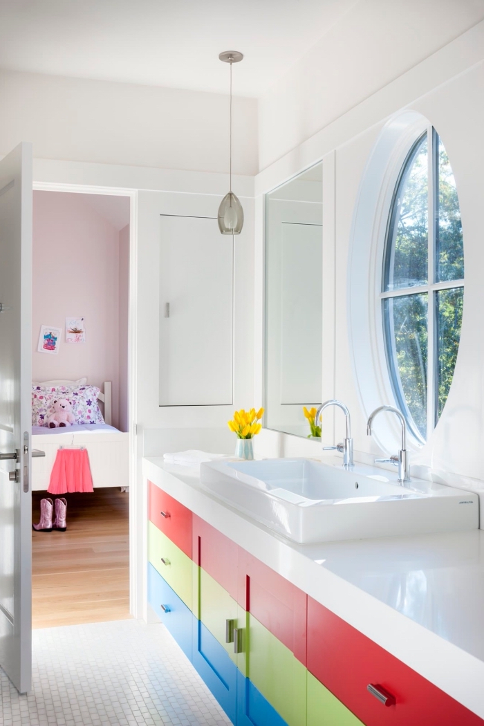 aménagement petite salle de bain blanche avec meubles colorés, design salle d'eau pour la chambre d'enfant