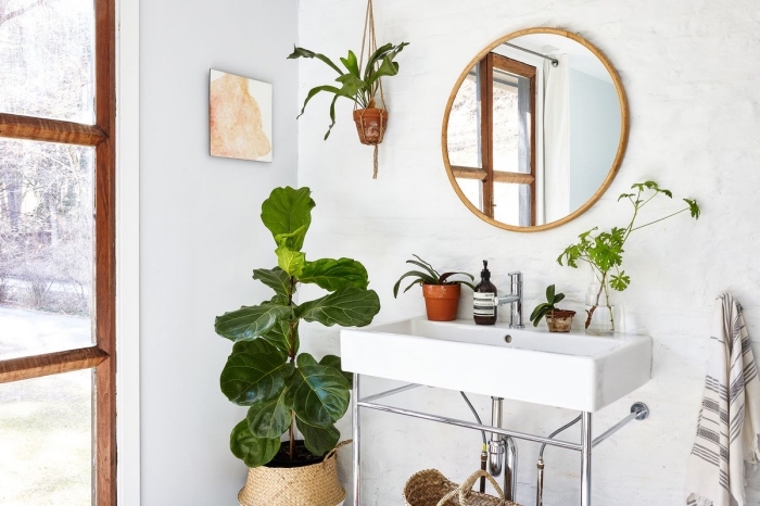 design petite salle de bain blanche avec objets en fibre végétale de style jungalow, modèle de pot a suspendre avec corde macramé