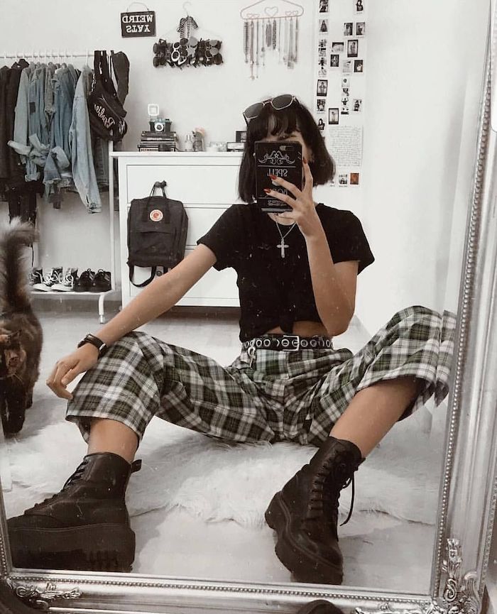 Selfie photo de femme top noir court et pantalon carré avec bottines vetement année 90, look années 90 pour soirée inspiration