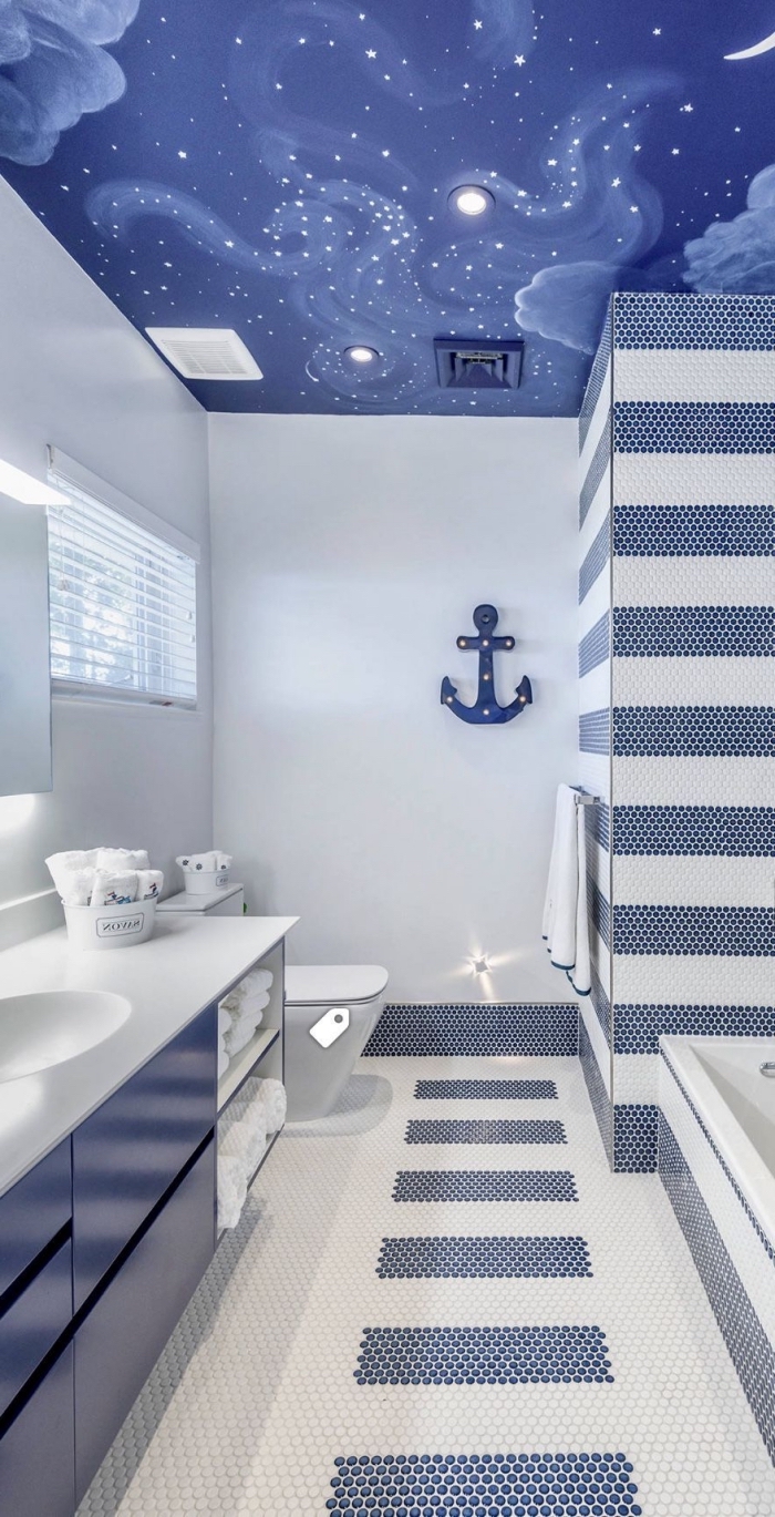 inspiration salle de bain d'esprit marin pour enfant, décoration salle d'eau avec baignoire et meubles en bleu tendance