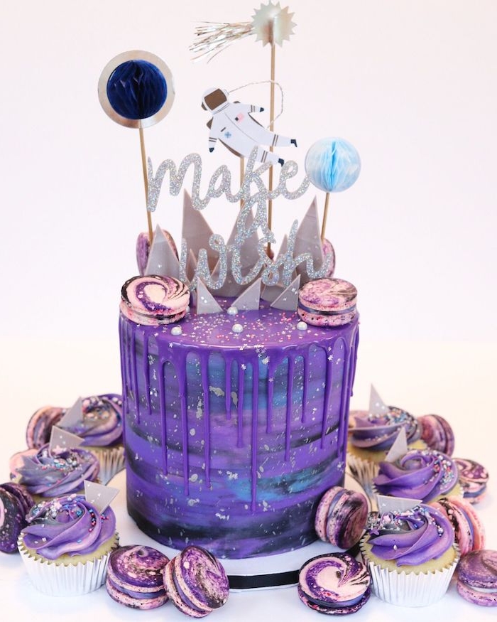 modele gateau cosmonaut avec motif galaxie dessert galaxie d anniversaire à thème, macarons et cupcakes galaxie autour