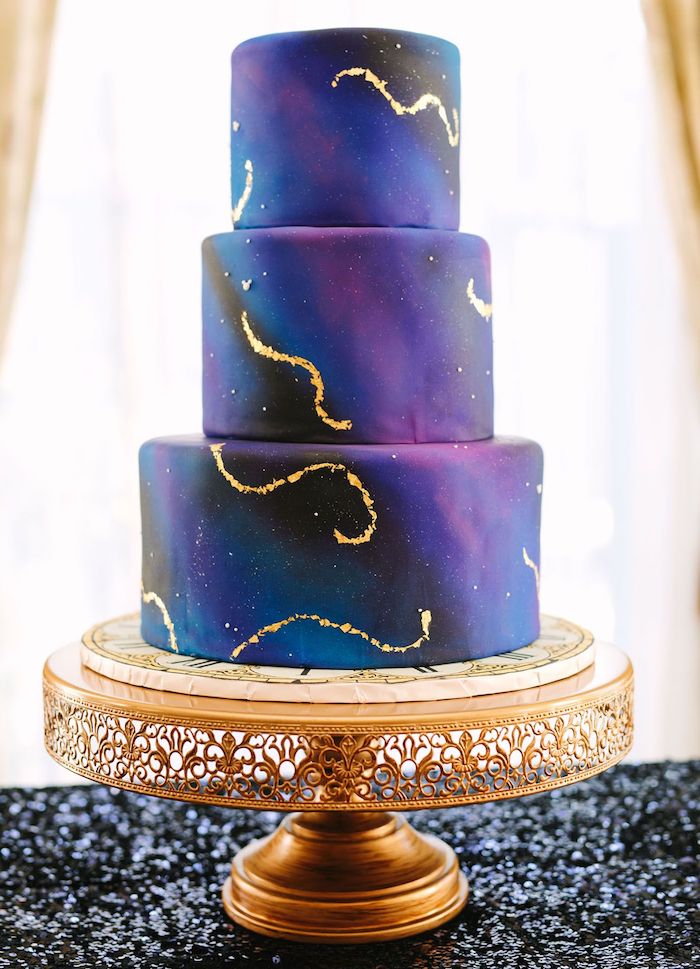 gateau mariage a trois etages avec motif galaxie de couleurs violet, bleu nuit, noir dilué