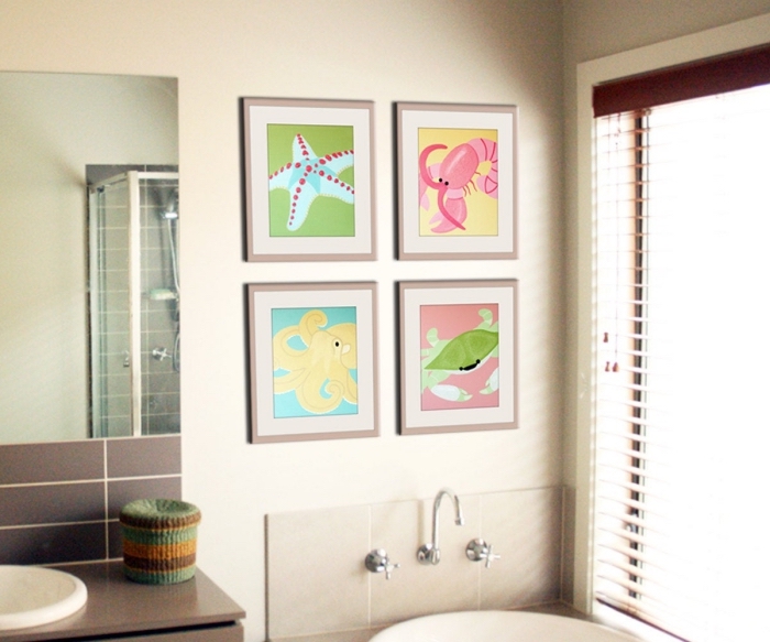aménagement petite salle de bain en couleurs neutres avec accents colorés, décoration murale avec cadres photos