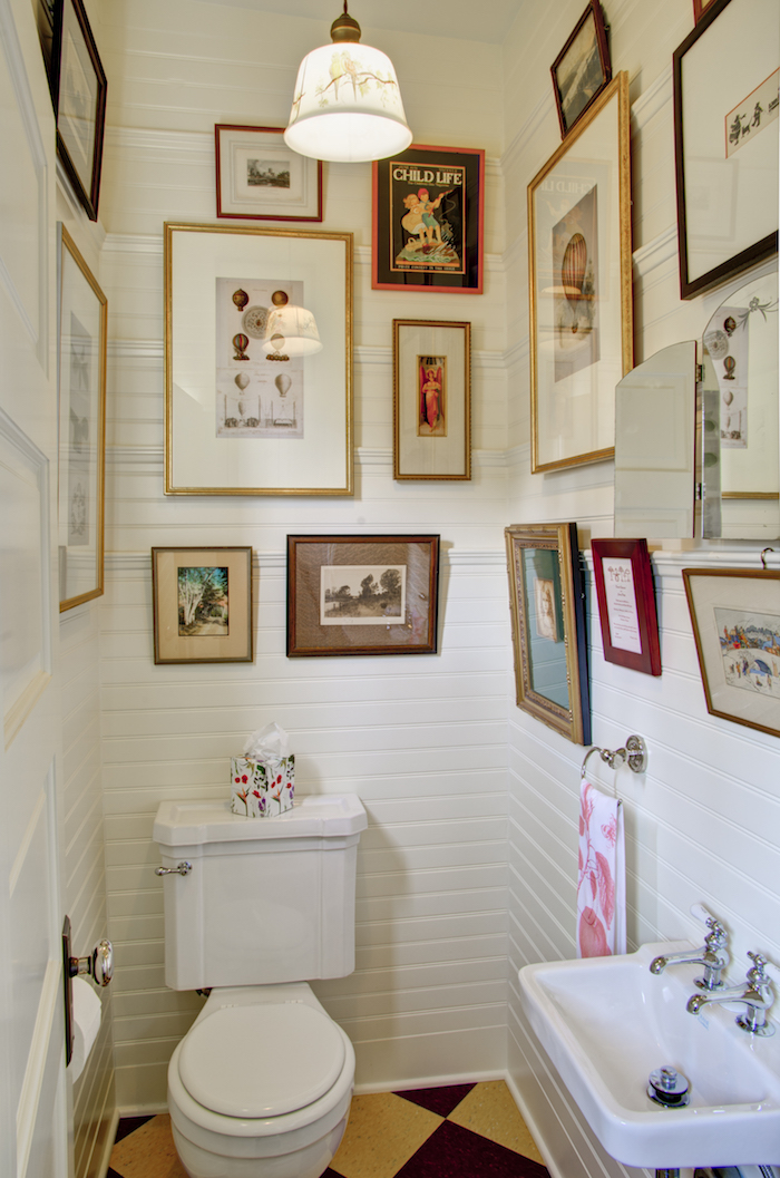 Petite salle toilette avec beaucoup de cadres avec photos et dessins, inspiration salle de bain, les plus belles salles de bain