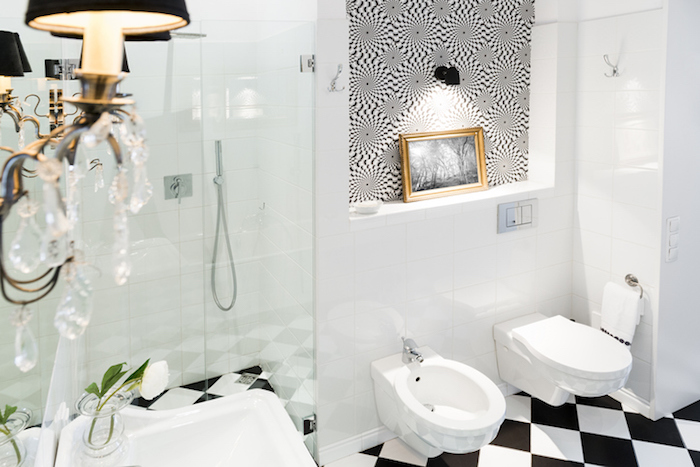 Tableau blanc et noir illusion optique, idee deco salle de bain, décoration murale salle de bain inspiratrice