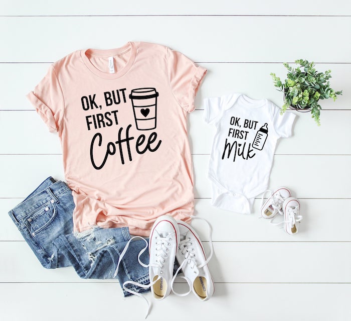 T-shirt rose avec écriteau amusant ok mais premièrement le café et blanc combinaison bébé qui dit ok mais premièrement le lait, idée de tenue de jour été comment s'habiller