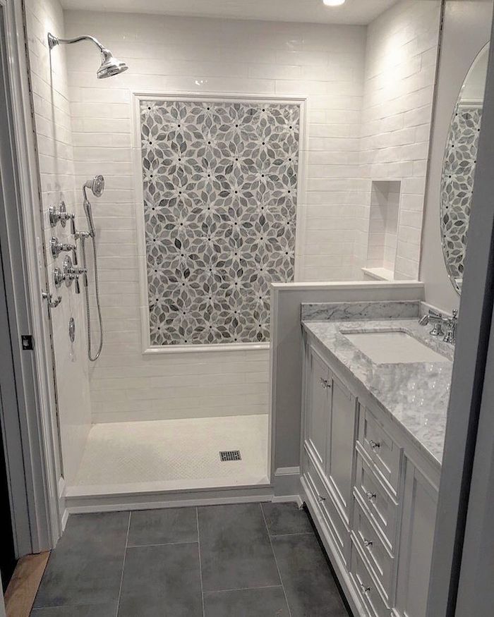 Mur décoré de pierres polis à la forme de fleur, salle de bain gris et blanc marbre sur le dessus de lavabo, douche italienne