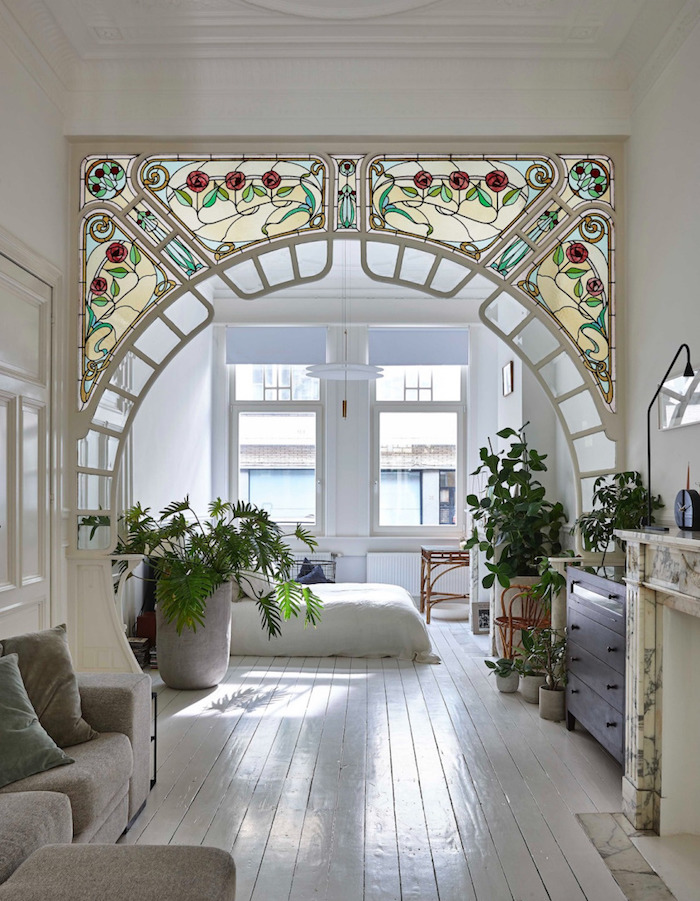 Arc en verre décoré de roses peintes, idée plante grande intérieur, inspiration plantes vertes dans loft