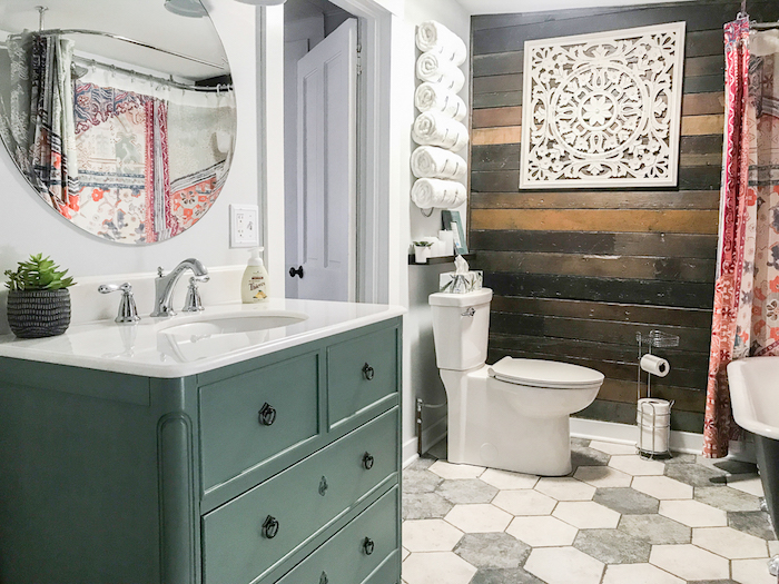 Meuble lavabo vintage, mur en bois et mur peinte en blanc, idee salle de bain moderne, décoration murale salle de bain moderne