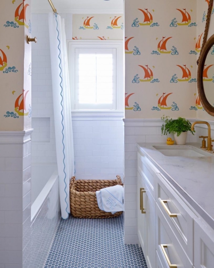 amenagement salle de bain avec baignoire, déco salle d'eau blanche avec déco murale en papier peint enfant