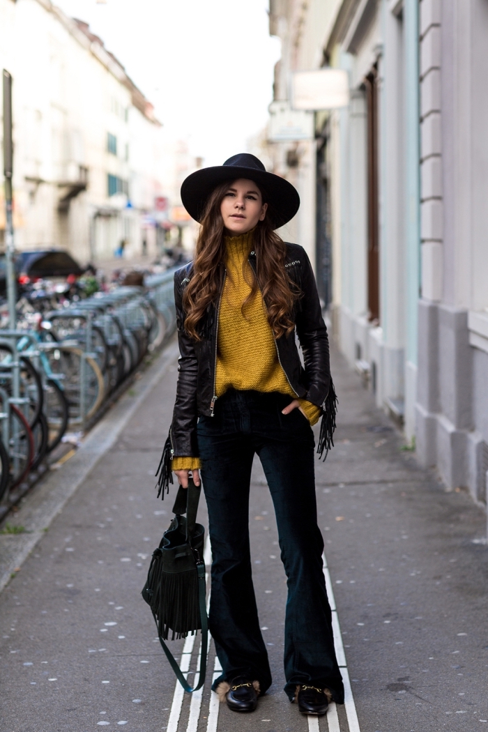exemple de tenue hippie chic moderne en pantalon évasé noir combiné avec pull jaune et veste en simili cuir noir