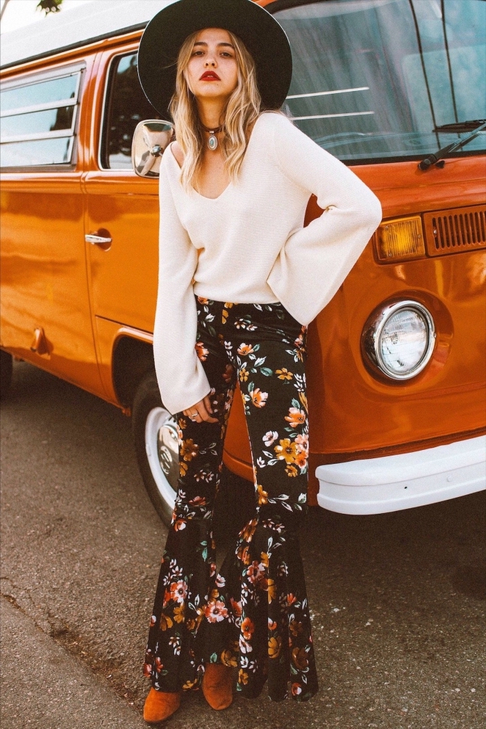 exemple de tenue hippie chic en pantalon évasé de couleur noire à design fleuri porté avec blouse blanche et capeline noire