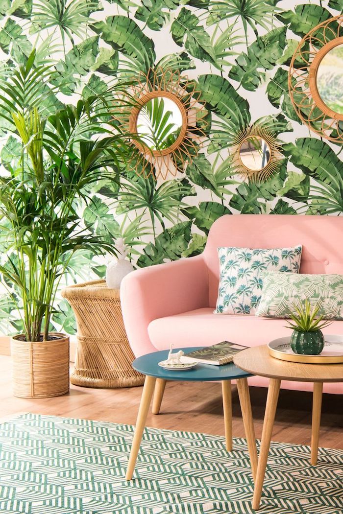 Chambre bohème chic deco exotique et papier peinte palmes, plante interieur dépolluante, canapé rose avec coussins blanc et vert avec palmiers 