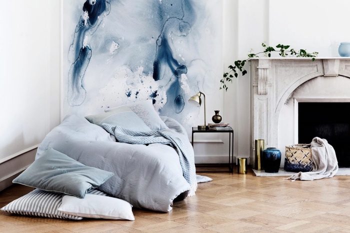 comment décorer une pièce minimaliste avec accents de couleur tendance 2020 bleu, idée de peinture mur chambre aquarelle