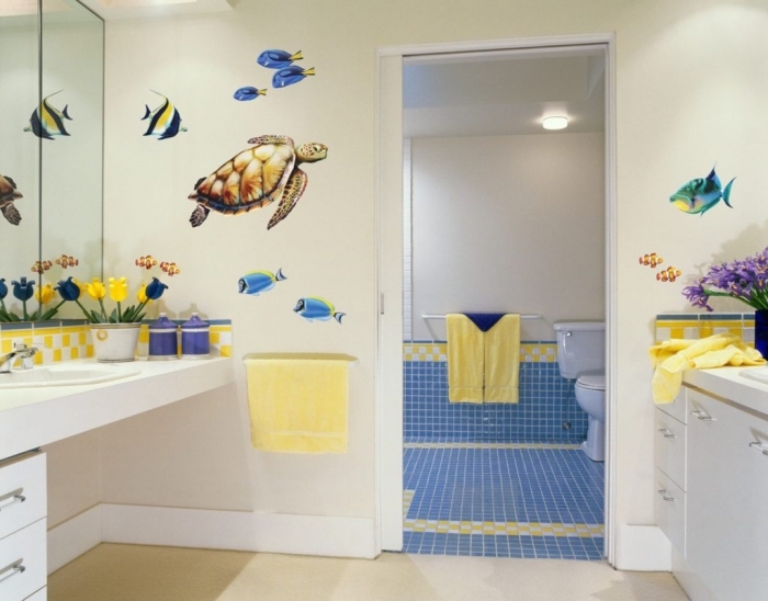 salle de bain deco aquatique, comment décorer une salle d'eau pour enfant, décoration murale avec stickers