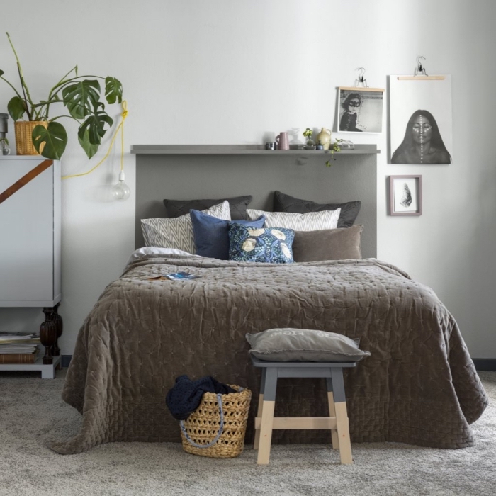 modèle de tete de lit peinture gris de style minimaliste dans une pièce blanche aménagée avec meubles en bois