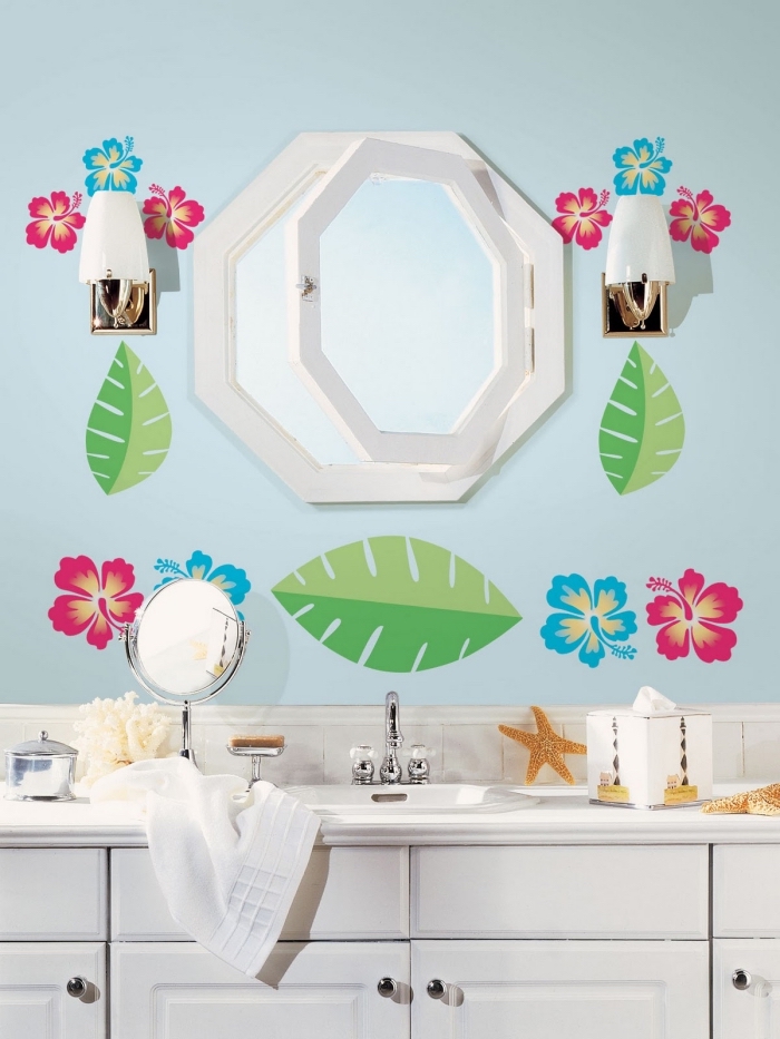 modèle de salle de bain contemporaine aux murs bleus avec décoration en stickers muraux, déco petite salle d'eau pour enfant