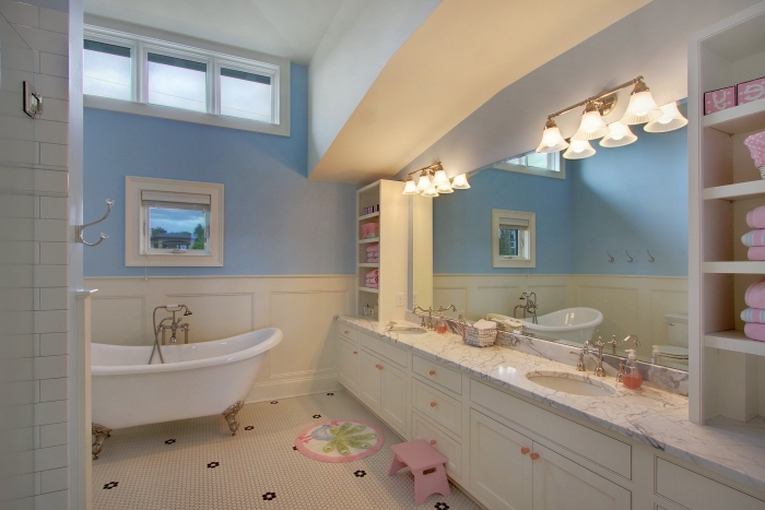 salle de bain deco pour enfant, exemple comment bien aménager une salle de bain pour fille avec baignoire et rangement ouvert