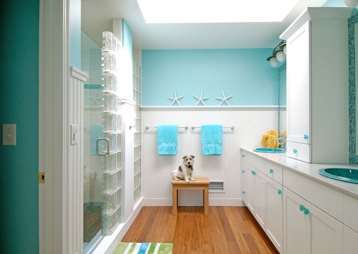 aménagement petite salle de bain avec douche et double vasque, idées couleurs salle d'eau enfant en bleu et blanc