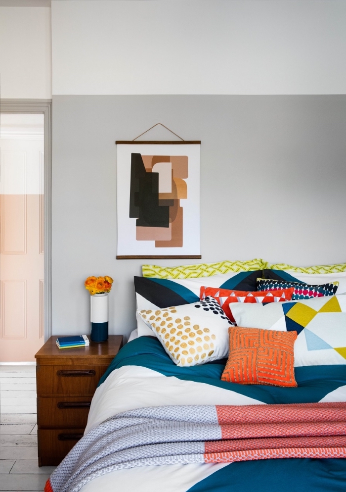 idee tete de lit à réaliser soi-même avec peinture de couleur tendance, décoration chambre à coucher avec accents colorés