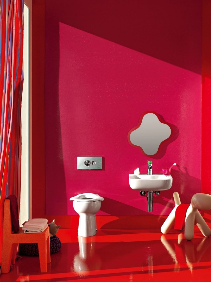 aménager une petite salle de bain de style moderne pour enfant, déco petite salle d'eau aux murs en rose et rouge