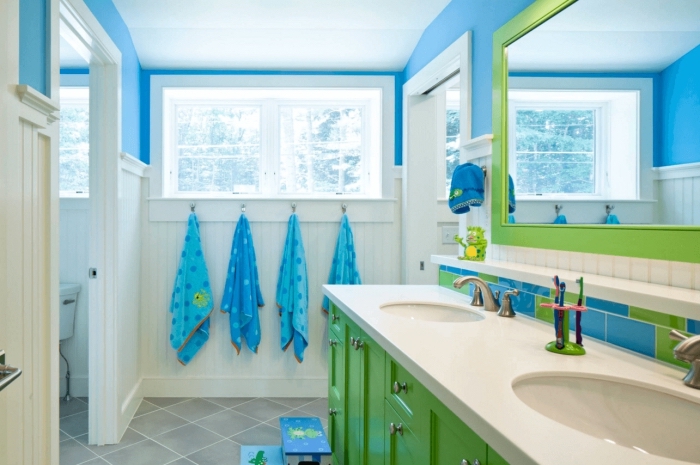 agencement salle de bain blanche avec accents en vert et bleu, décoration salle d'eau pour enfants avec meubles verts