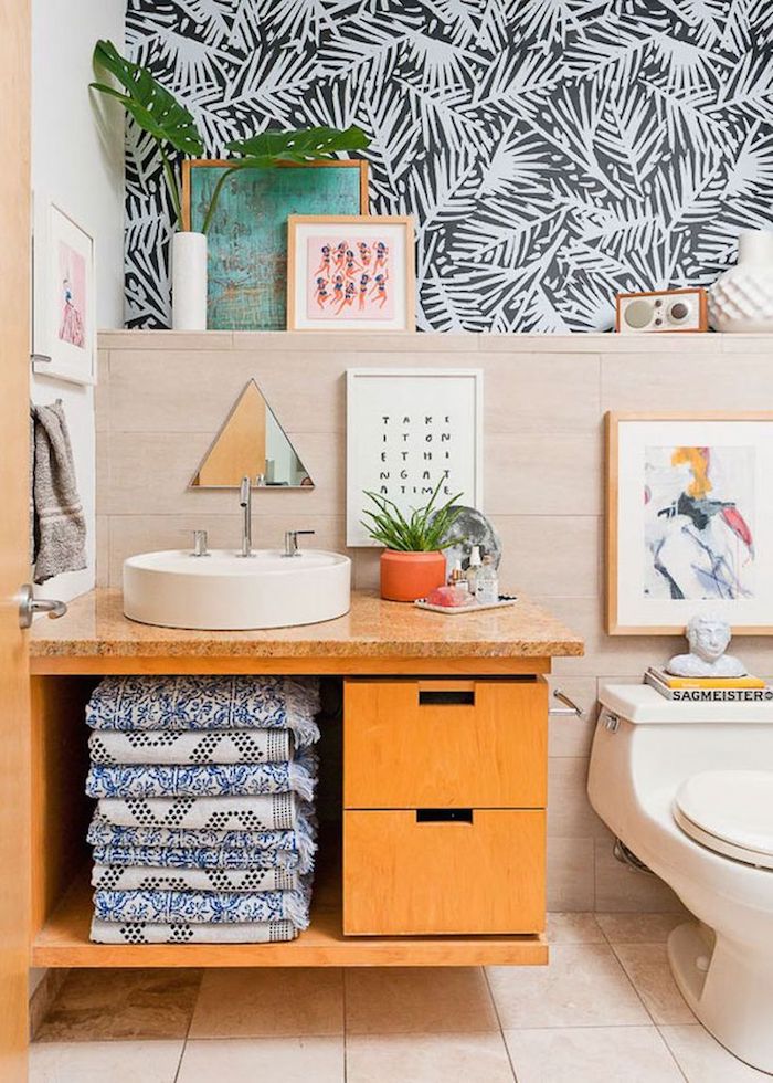 Meuble lavabo avec placards et espace pour ranger les serviettes, inspiration salle de bain, décorer les murs de la salle de bains papier peinte motif feuilles de palmier 