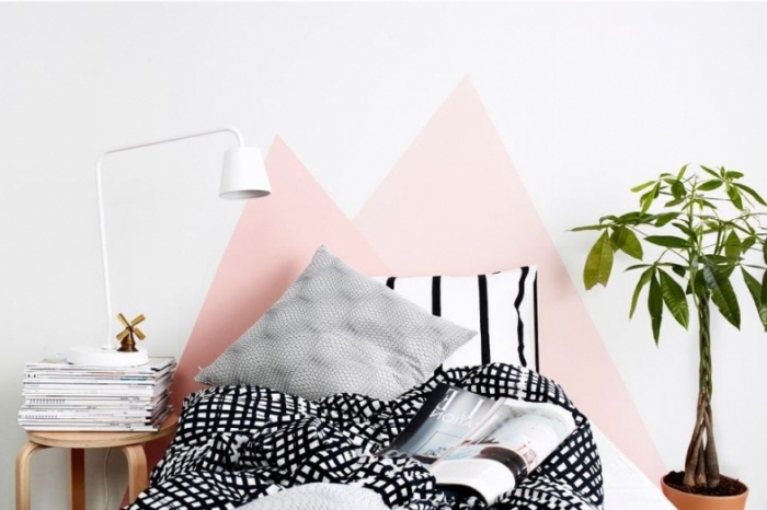 exemple comment faire une tete de lit facile avec peinture de nuance rose sous forme de triangles dans une pièce ado